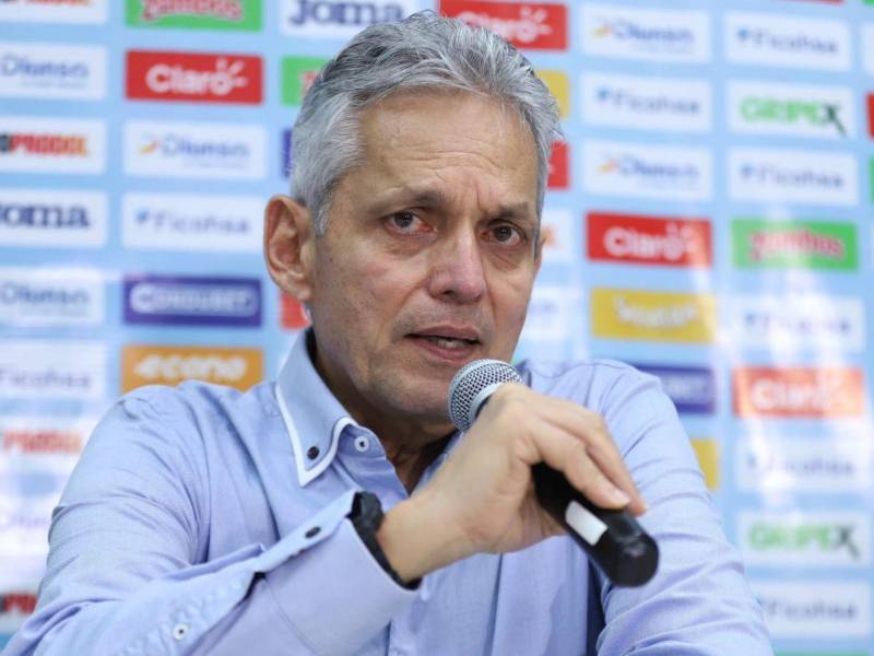 Reinaldo Rueda reacciona a los errores defensivos de la Selección de Honduras.