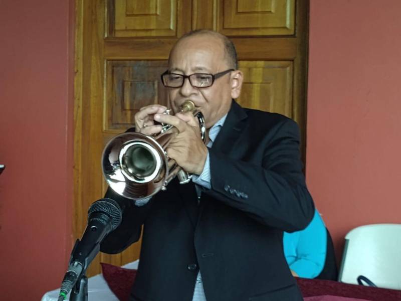 El músico comayagüense Cesar Jovel Castillo fue homenajeado por los organizadores del concurso.