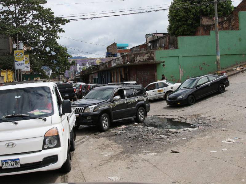 En la cuesta de El Chiverito hay un gigantesco agujero que genera tráfico, además está lleno de aguas contaminadas.