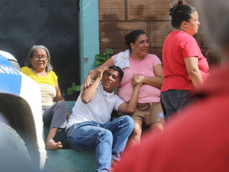 La violencia golpeó nuevamente a la colonia Villa Nueva, al oriente de Tegucigalpa, capital de Honduras, cuando Javier Martínez, un joven de 26 años, fue asesinado mientras revisaba su motocicleta a unas cuadras de su hogar.