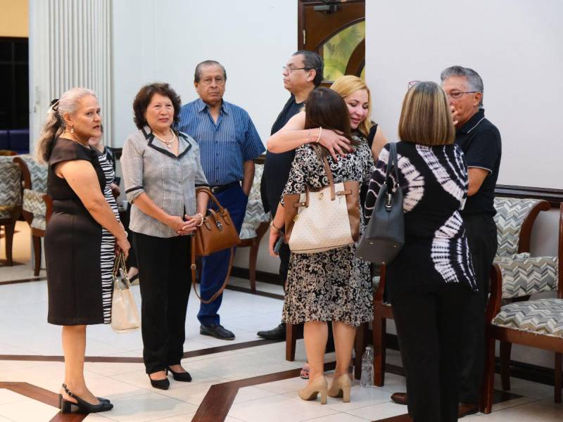 Recordando su legado y vivencias y en medio de un ambiente de dolor, se lleva a cabo el velorio del cantante hondureño Moisés Canelo en San Pedro Sula con la presencia de su esposa, hijos, amigos y demás familiares. A continuación las imágenes captadas por el lente de EL HERALDO.