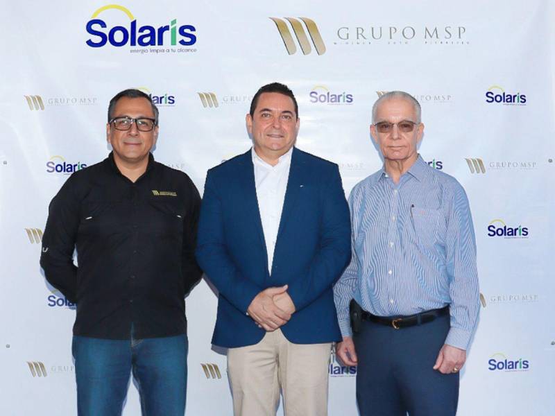 Representantes de Solaris y el Grupo MSP durante la inauguración de sus nuevas granjas solares, instaladas en diversos edificios y locales del grupo empresarial.