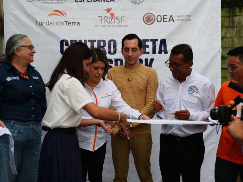 Representantes de Fundación Terra y USAID, junto a socios estratégicos y locales realizaron la inauguración de los Centros POETA DigiSpark en Puerto Cortés y La Lima.