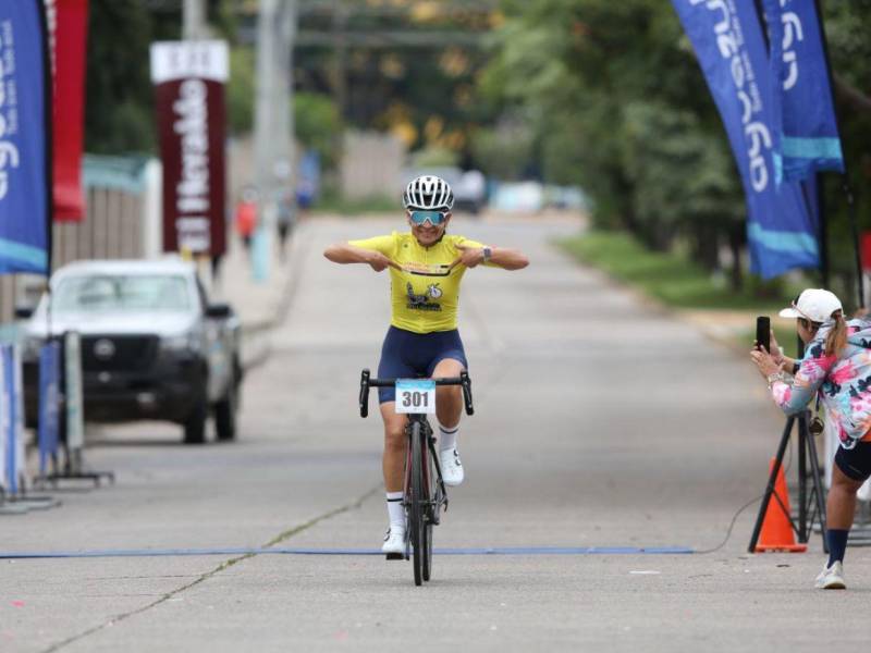 Desde sus inicios usando la bicicleta como transporte escolar, Karen ha transformado el ciclismo en su pasión y estilo de vida.