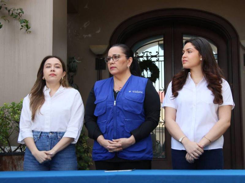 Conferencia de Ana García, acompañada de sus dos hijas, Daniela e Isabela