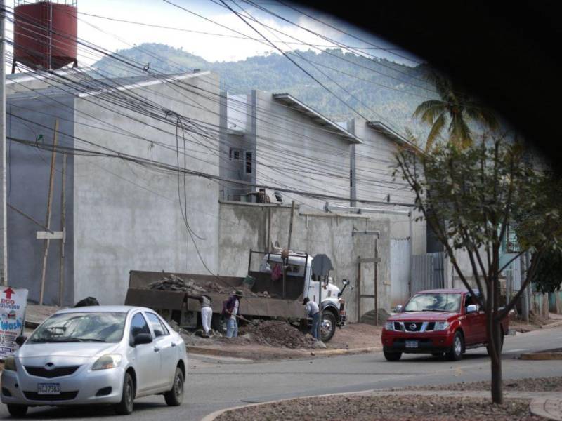 La cercanía de un motel con centros educativos, iglesias y un hogar para ancianos desata protestas en la zona, alegando que altera el entorno residencial.