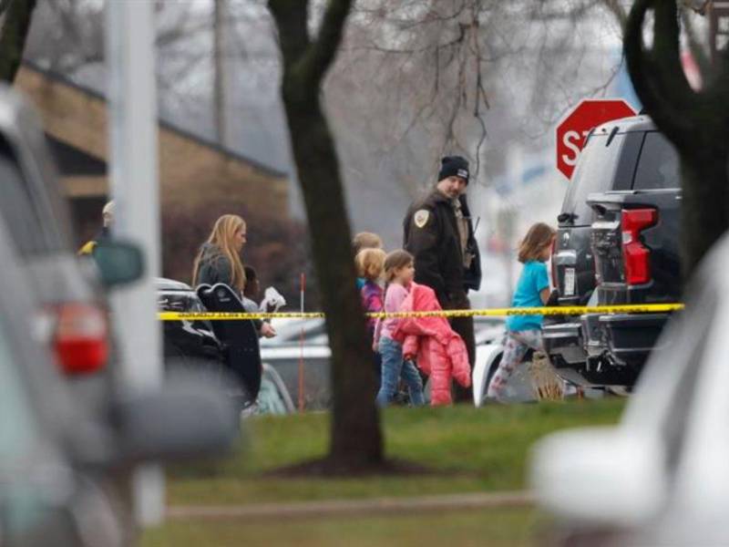 La policía conduce a estudiantes a un centro de reunificación después de un tiroteo en la Escuela Cristiana Abundant Life en Madison, Wisconsin, Estados Unidos.