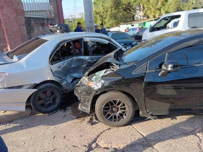 Un aparatoso accidente automovilístico se registró la mañana de este lunes en las cercanías de la colonia Villa Olímpica, en Tegucigalpa, capital de Honduras, dejando como saldo la muerte de Rosa María Ávila Lanza, de 67 años, y dos personas más con heridas.