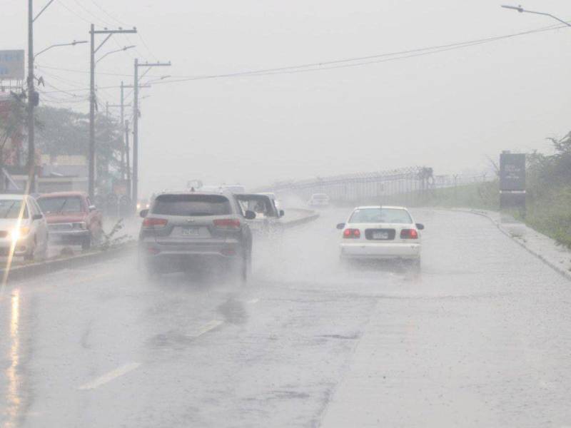 Declaran alerta amarilla en Atlántida y Cortés por fuertes lluvias