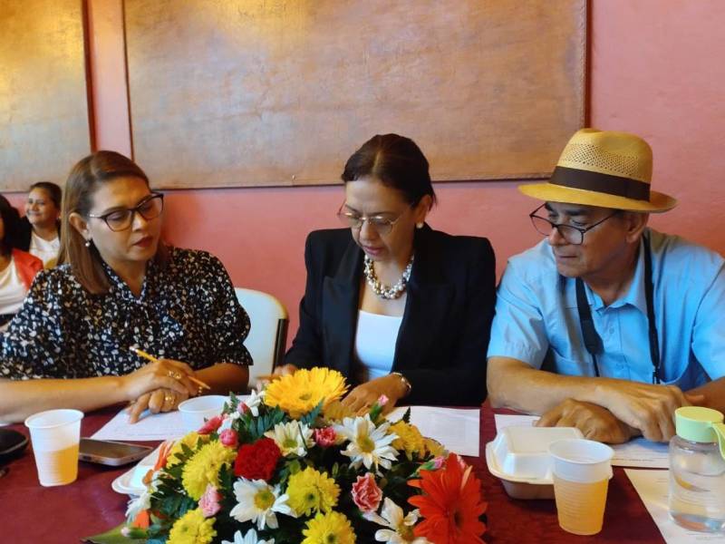 Los poetas Jorge Oviedo y Rosalba Mejía entregando los reconocimientos.