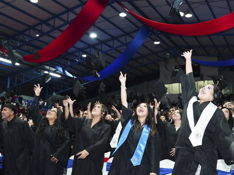 Con este tradicional acto los nuevos profesionales celebran este gran logro académico.