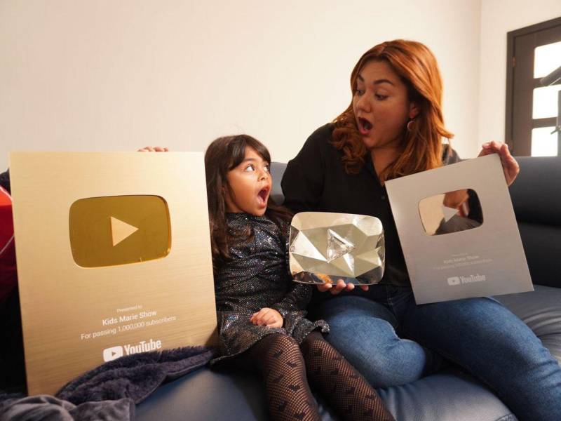 Madre e hija celebrando el logro obtenido en Youtube.