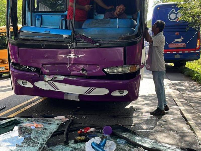 Así quedó la parte frontal de uno de los buses accidentados.