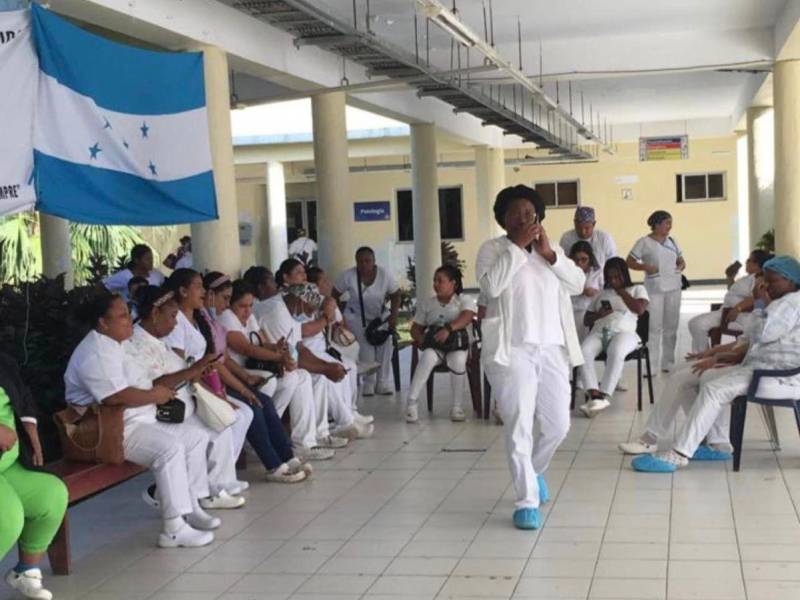 Enfermeros de SPS protestan en apoyo a colegas de Islas de la Bahía y Gracias a Dios, exigiendo equidad salarial para 600 profesionales.