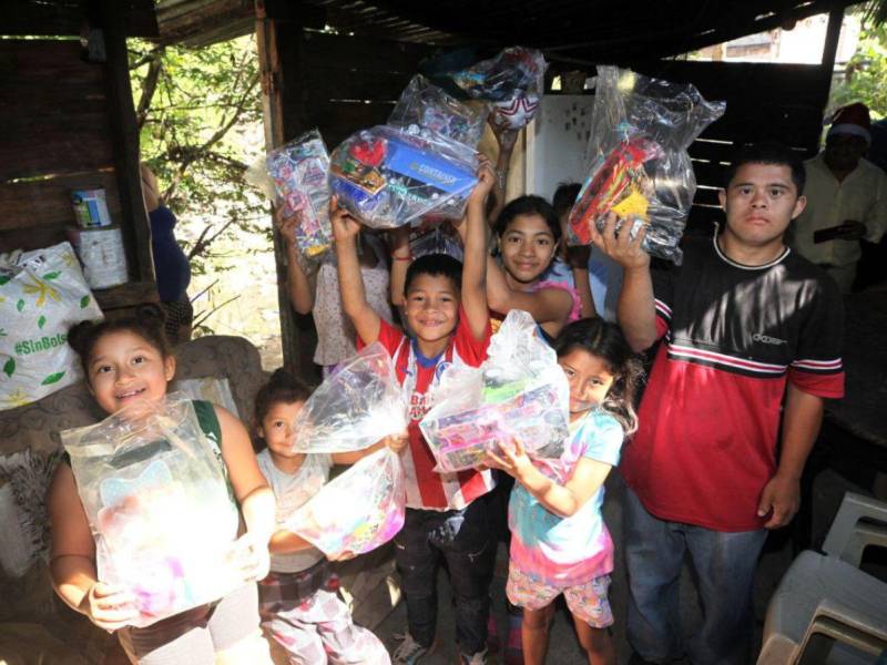 El trineo de EL HERALDO visitó varios hogares para entregar juguetes a los niños, que con sorpresa e ilusión agradecieron al equipo por regalar un poquito de amor y esperanza.