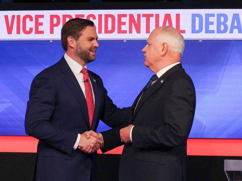 El candidato a vicepresidente republicano JD Vance y el gobernador de Minnesota y candidato a vicepresidente demócrata Tim Walz durante el debate vicepresidencial en el Centro de Transmisiones de CBS en Nueva York.