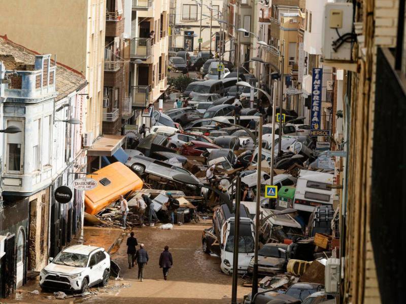 Las calles de Valencia y otras localidades de la Comunidad Valenciana amanecieron con decenas de vehículos amontonados y zonas completamente anegadas tras el paso de la Depresión Aislada en Niveles Altos (DANA).