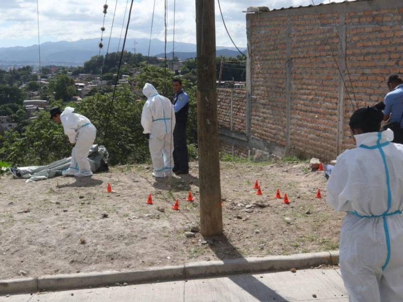 En horas tempranas de este jueves, 17 de octubre, se registró un violento asesinato en la colonia Santa Eduviges, ubicada en Comayagüela, capital de Honduras. La víctima, un joven de apenas 19 años, fue acribillado a tiros, en un hecho que ha conmocionado a los residentes de la zona. A continuación las imágenes de la escena del crimen.