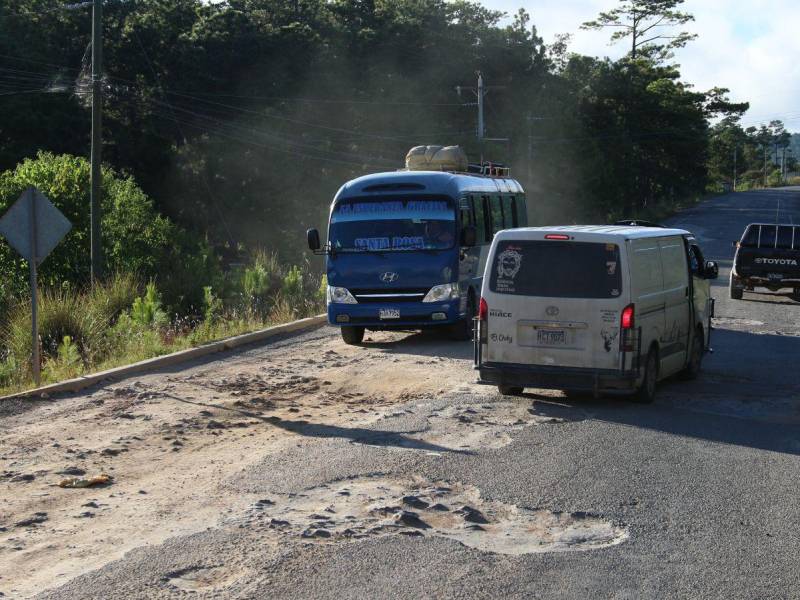 Los conductores de las unidades de transporte de personas a diario sufren por el mal estado de esta carretera.