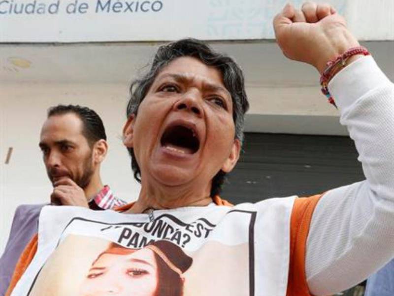 Siete años de la búsqueda de una joven desaparecida en el centro de México, emprendida por la propia familia, quedó plasmada en una exposición frente a la Fiscalía de la capital mexicana.