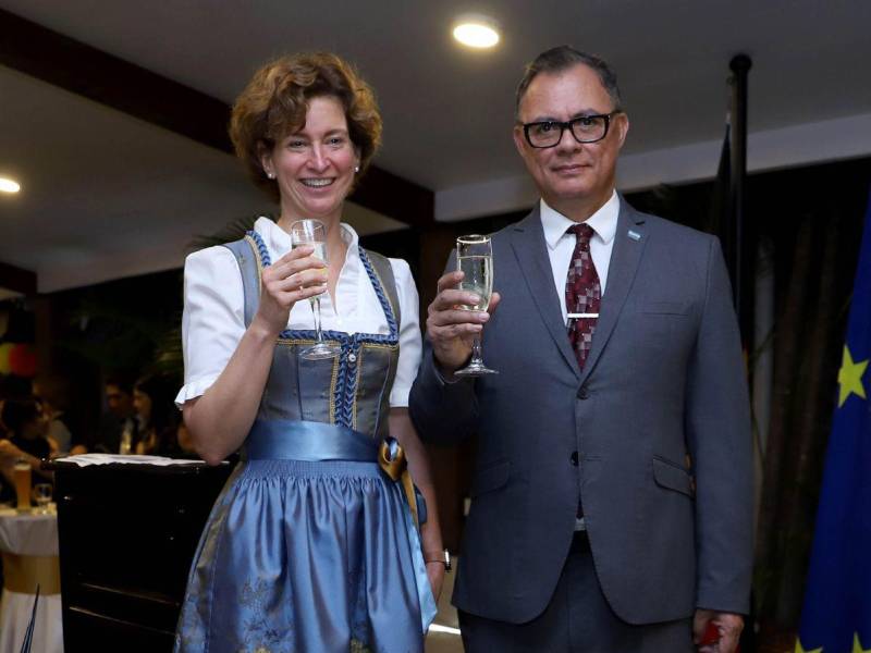 Daniela Vogl, embajadora de Alemania en Honduras, y Antonio García, vicecanciller de la República.