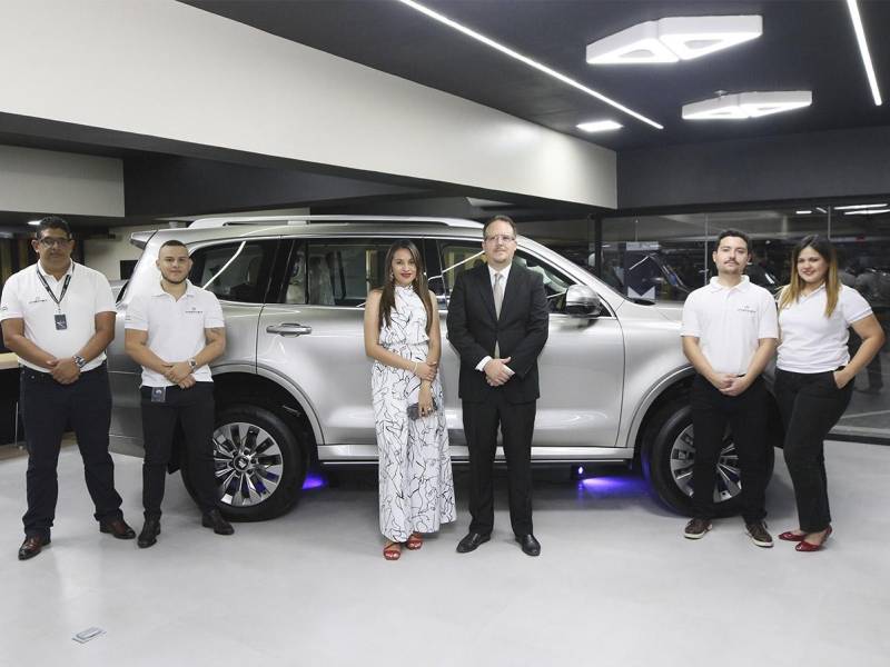 Colaboradores de Premier Motors listos para atenderle.