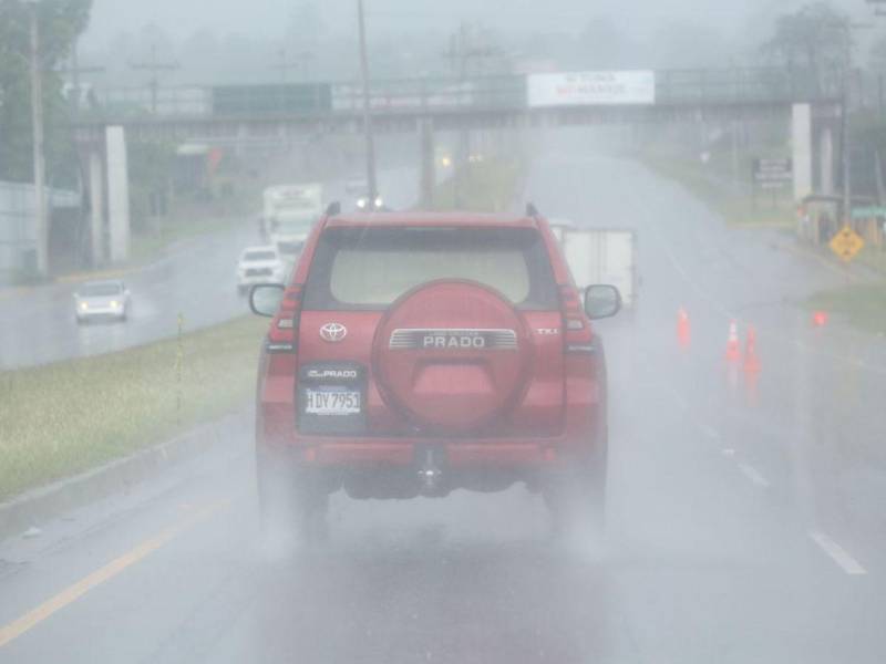 La cámara de EL HERALDO captó cómo los conductores intentaban transitar en medio de la fuerte lluvia.