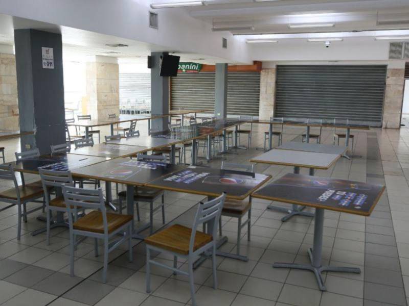 Los restaurantes de comida rápida, centros comerciales, tiendas de souvenirs y agencias bancarias lucen totalmente vacías.