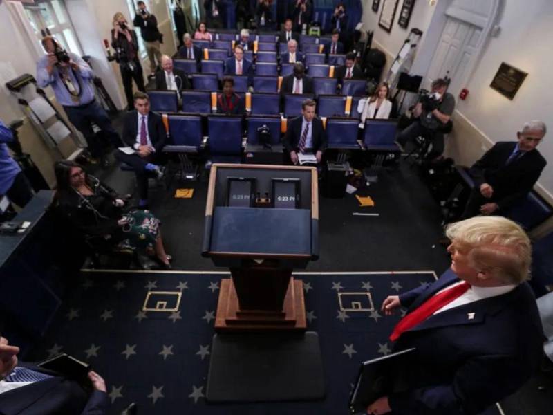 La sala de prensa de la Casa Blanca lleva el nombre de James S. Brady, en honor al entonces secretario de prensa de la Casa Blanca.