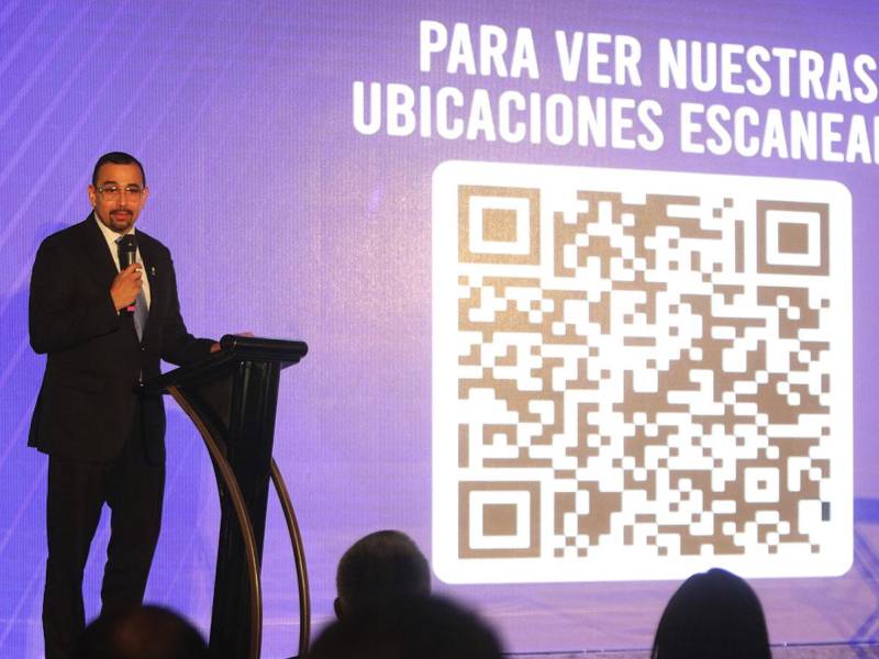 Fabio Tabora destacando el papel de BANET en la modernización financiera.