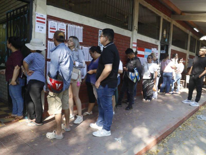 En una jornada electoral marcada por la impuntualidad, algunos centros de votación todavía siguen sin abrir urnas debido a la falta de material electoral, por lo que muchos ciudadanos tras largas filas decidieron regresar a sus casas sin haber ejercido el sufragio.