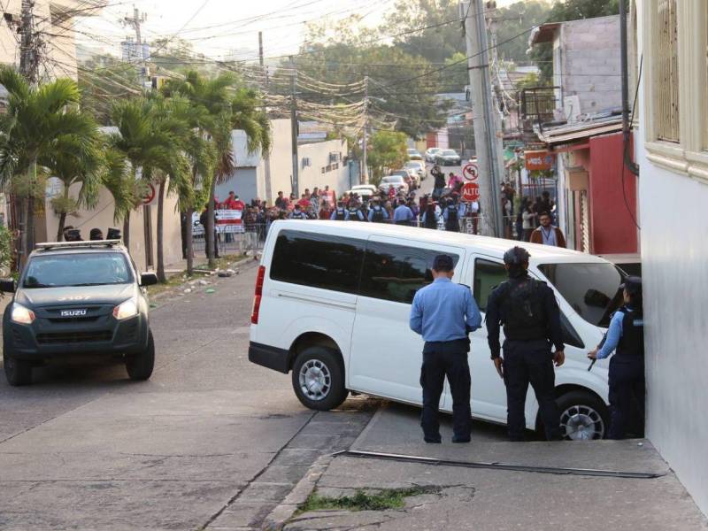 En este busito fueron trasladados los tres exjefes militares.