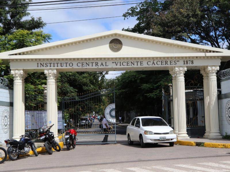 El emblemático colegio capitalino Vicente Cáceres entrega 668 jóvenes profesionales de diferentes carreras.