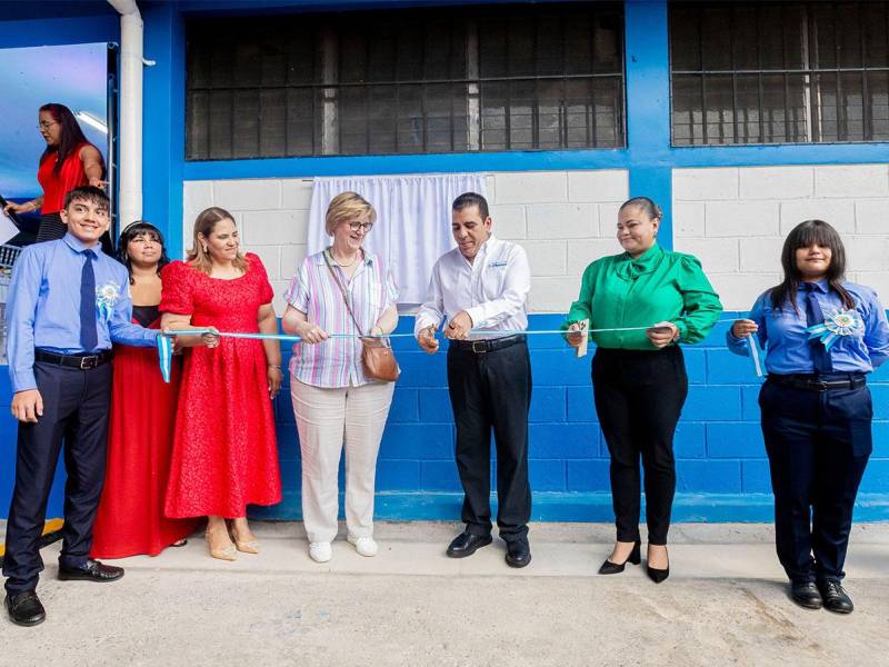 <i>Mario Faraj, presidente de Fundación Diunsa, junto a la embajadora de los Estados Unidos, realizando el corte de cinta.</i>