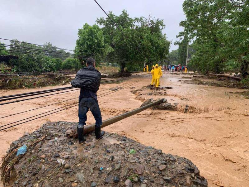 La tormenta tropical Sara afectará Honduras durante las próxima 72 horas. En la mañana del viernes, cuatro departamentos seguían en alerta roja.