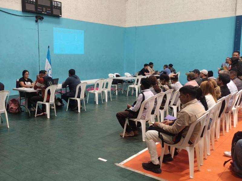 Ciudadanos esperando su turno para la entrega de los documentos solicitados.