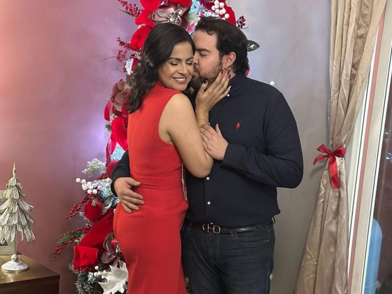 La expresentadora de televisión, Samantha Velásquez, disfrutó con su familia de la llegada del 2025. Además, la también influencer y empresaria compartió que este nuevo año llegará al altar con su pareja.