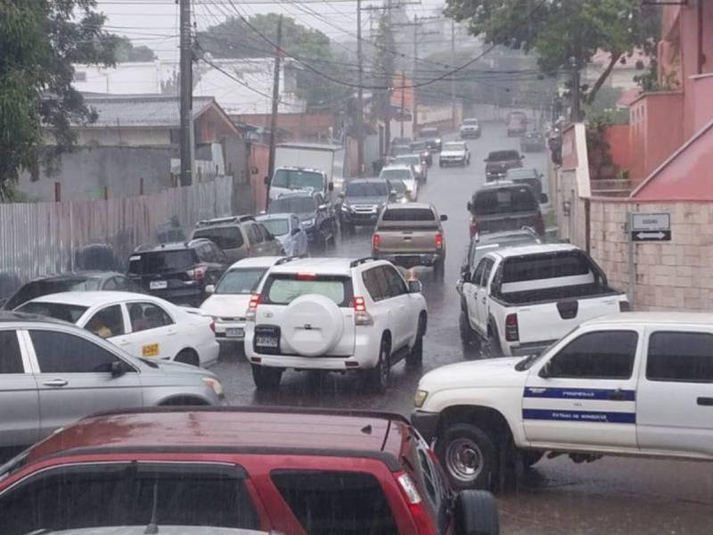 El ingreso de una vaguada a nivel de superficie generó fuertes lluvias y chubascos acompañados de actividad eléctrica en algunos sectores del país la tarde de este martes 8 de octubre.