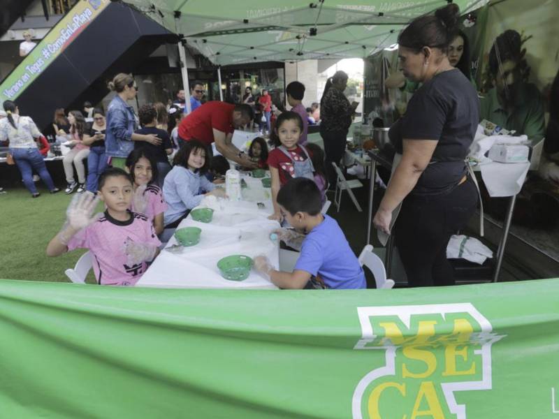 En “La Navidad se hace a mano ”, los niños participaron en talleres creativos, decorando galletas navideñas.