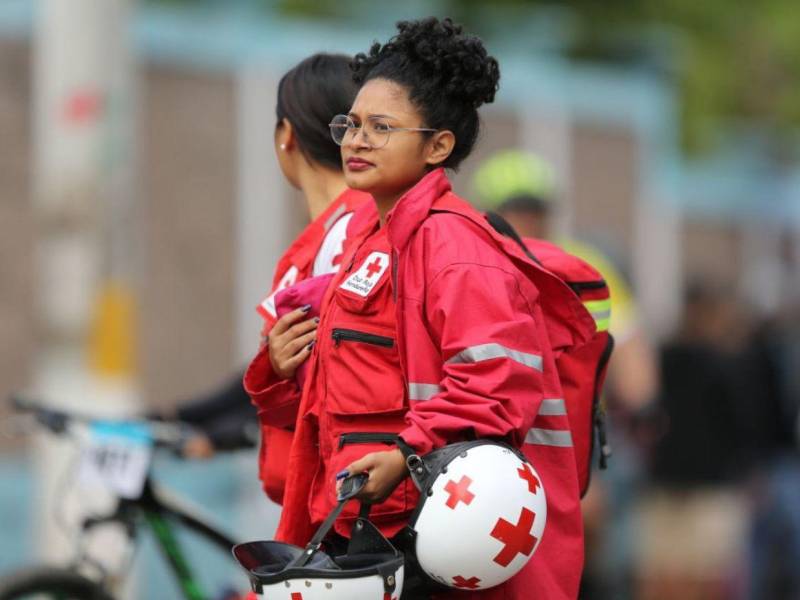 Elementos del 911 también estuvieron asistiendo con sus patrullas y ambulancia a los deportistas.