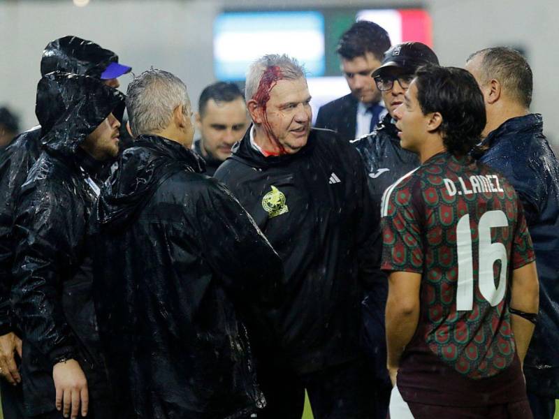 Al ir a saludar al seleccionador hondureño, Reinaldo Rueda, el técnico mexicano recibió el impacto del objeto en la cabeza.