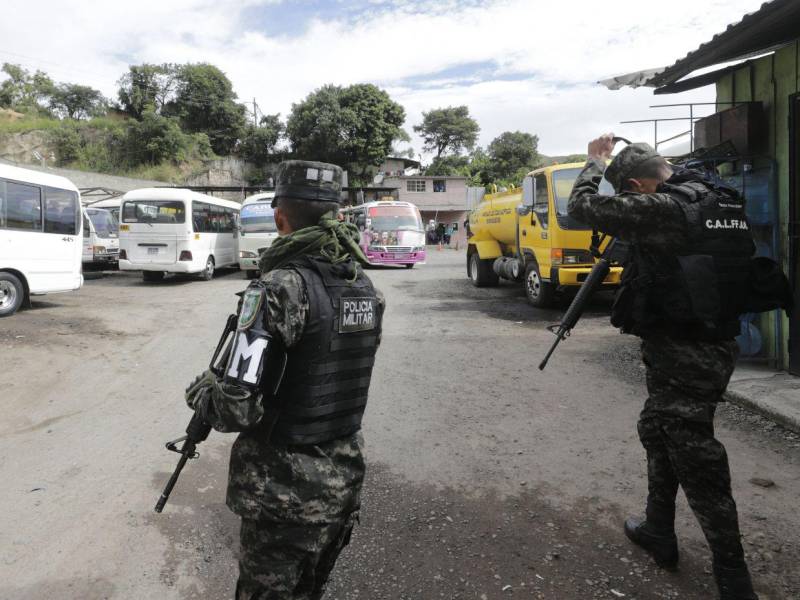 Para prevenir el delito, las autoridades realizan operativos en terminales de buses y lugares donde frecuentemente se reportan casos de extorsión. Miembros de la Policía Militar realizan rondas en una terminal de buses del anillo periférico en la capital.