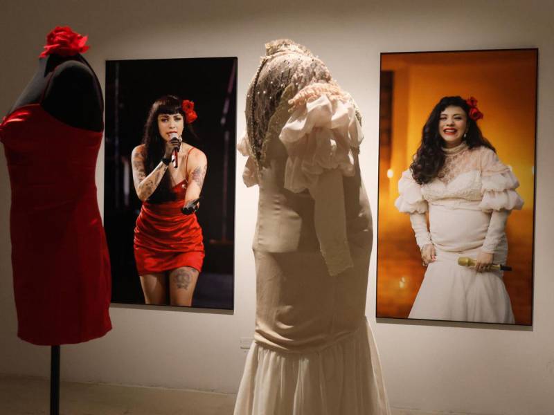 Fotografía de dos imágenes de la exposición “Te amo, Mon Laferte Visual”.