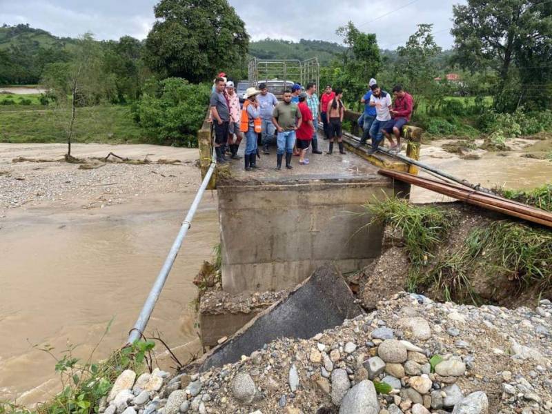 Puentes destruidos y carreteras dañadas causaron las lluvias de la tormenta tropical Sara.