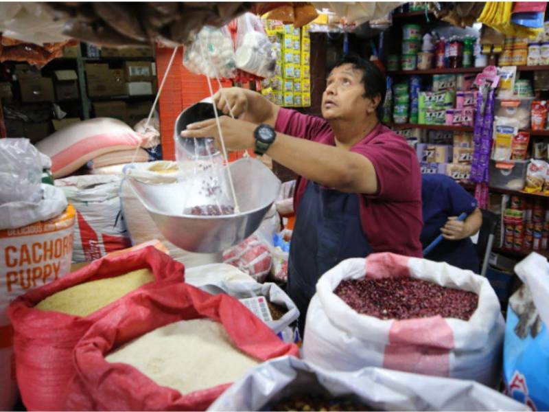 Medida de frijol y maíz bajan su precio en los mercados de la capital