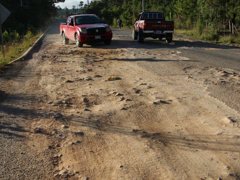 En algunos tramos, yendo para San Juan, ya está desapareciendo el asfalto.