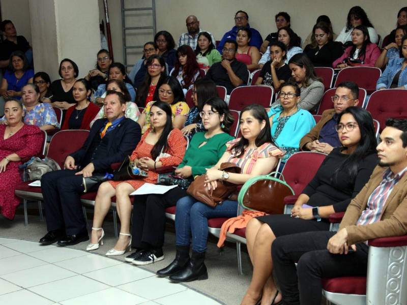 Además de una placa y un pergamino de reconocimiento, los docentes ganaron un premio de 7,000 lempiras y una entrevista con una revista académica.