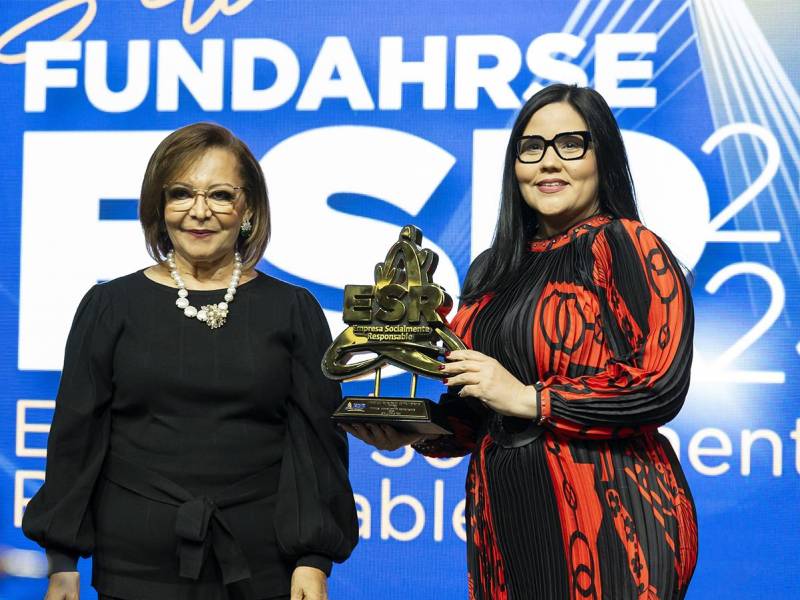 Roxana Espinal, Vicerrectora de Vinculación de UNITEC y CEUTEC, recibiendo el Sello Fundahrse.