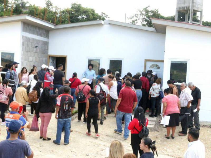 Los vecinos de la colonia Guillén conocieron como van los avances de las casas, hogares que son construidos con las mejores condiciones.