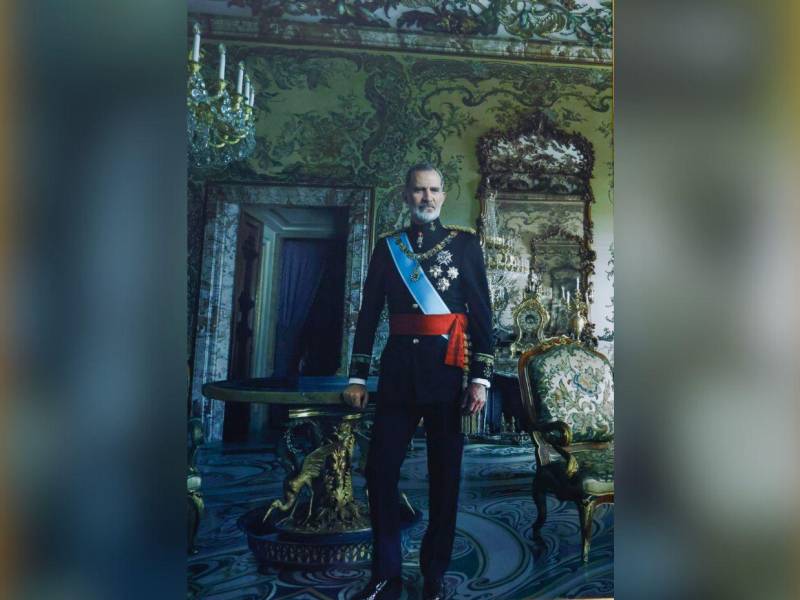 Los retratos tuvieron como escenario el Palacio Real de Madrid. El rey Felipe VI viste el uniforme de gran etiqueta del Ejército de Tierra.